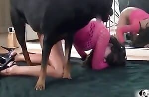 Người phụ nữ đụ chó trong tư thế đáng yêu của cô ấy